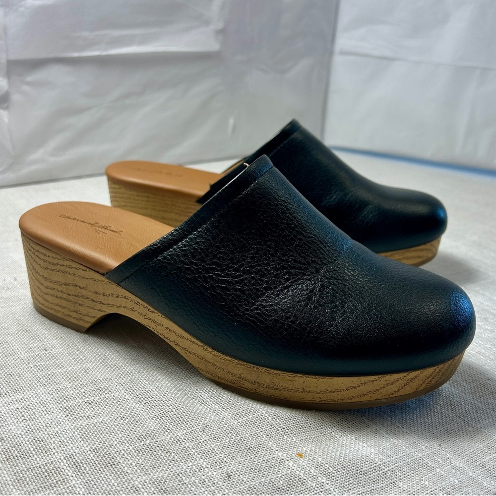 Universal thread Women’s Black Clogs